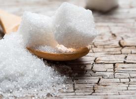 sugar in spoon 