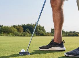person with prosthetic leg playing golf